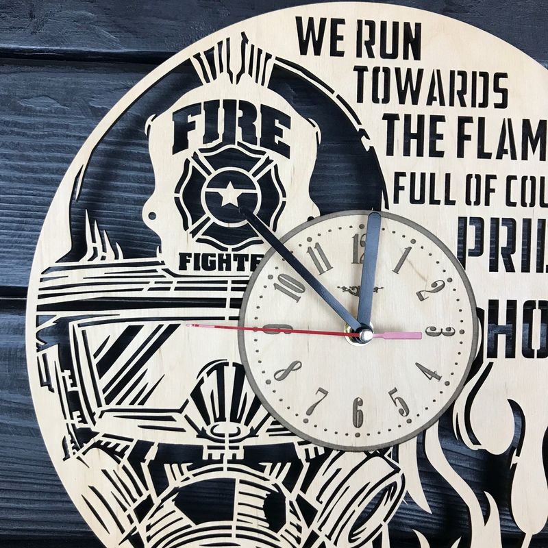 Настенные часы из дерева «Пожарный»