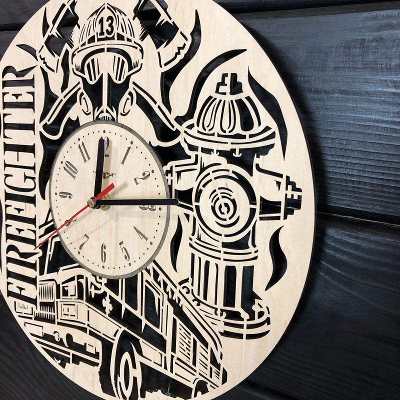 Оригинальные настенные часы из дерева «Пожарники»