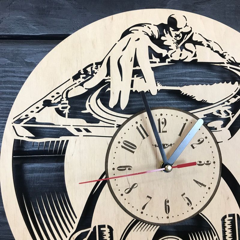 Стильные часы из дерева на стену «Диджей»
