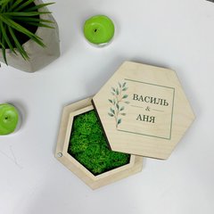 Весільна дерев'яна коробочка для кілець з декоративним мохом
