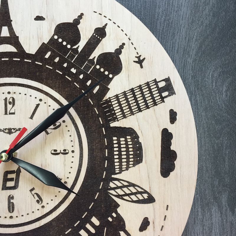 Часы из дерева на стену «Вокруг света»
