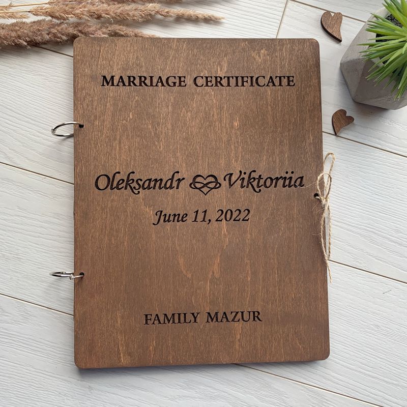 Дерев`яна папка для зберігання свідоцтва про шлюб з індивідуальним гравіюванням
