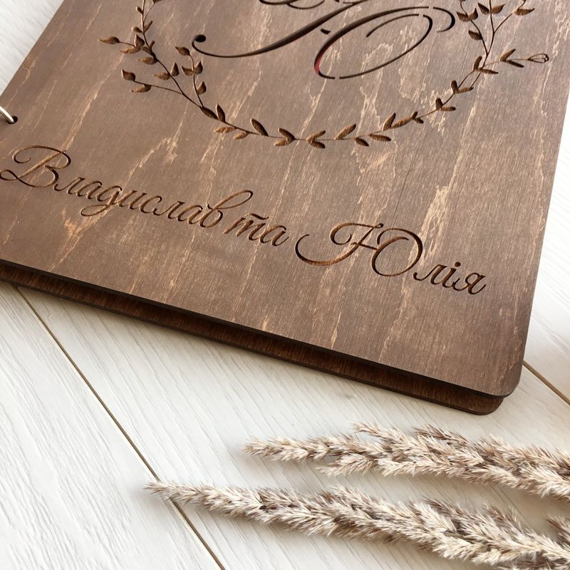 Деревянный свадебный альбом для фото и пожеланий с гравировкой