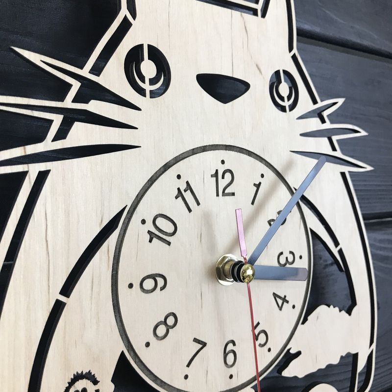 Очаровательные дизайнерские деревянные часы на стену «Студия Гибли»