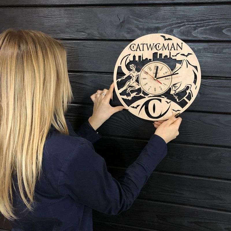 Тематичний інтер`єрний настінний годинник «Жінка-кішка»