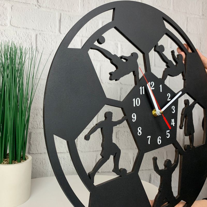 Дерев'яний настінний годинник для футболіста