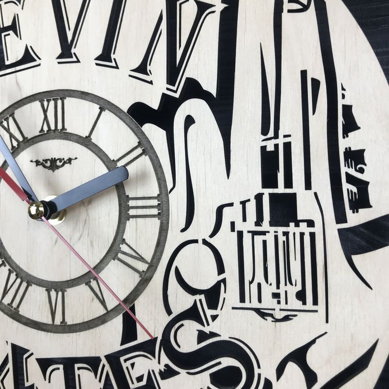 Безшумний настінний годинник з дерева «Кевін Гейтс»