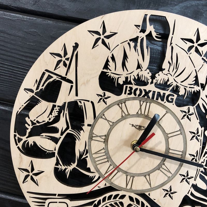 Часы настенные из дерева на боксерскую тематику
