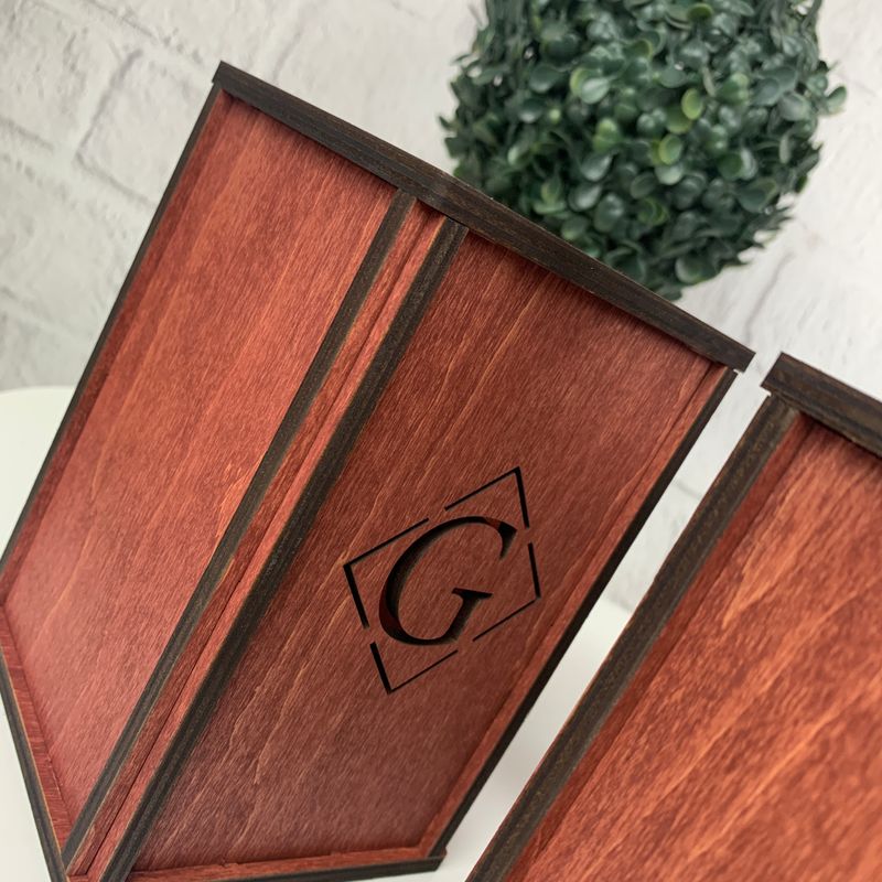Деревянная подставка для подачи столовых приборов с логотипом заведения