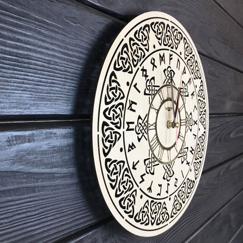 Оригінальний настінний годинник з дерева «Руни»
