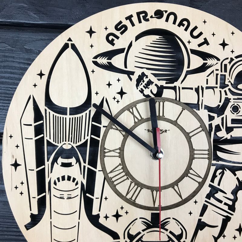 Безшумний дерев`яний годинник на стіну «Космонавт»