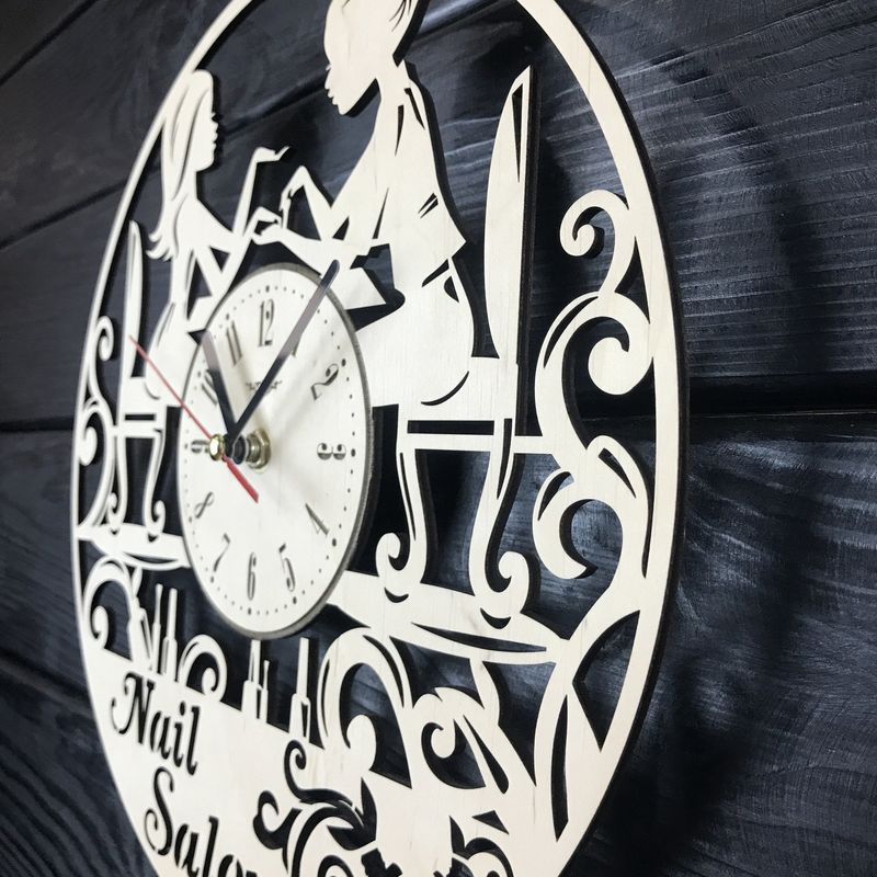 Годинник настінний з дерева «Маникюрний салон»