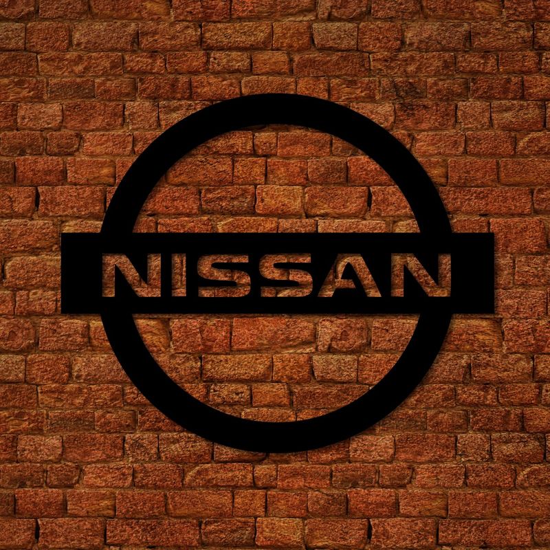 Деревянное настенное панно в форме значка Nissan