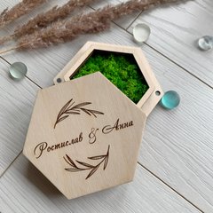 Дизайнерская коробочка для колец с зеленым мхом и именами влюбленных на заказ