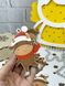 Яскраві новорічні іграшки на ялинку із зображенням символу року в дерев`яній коробці