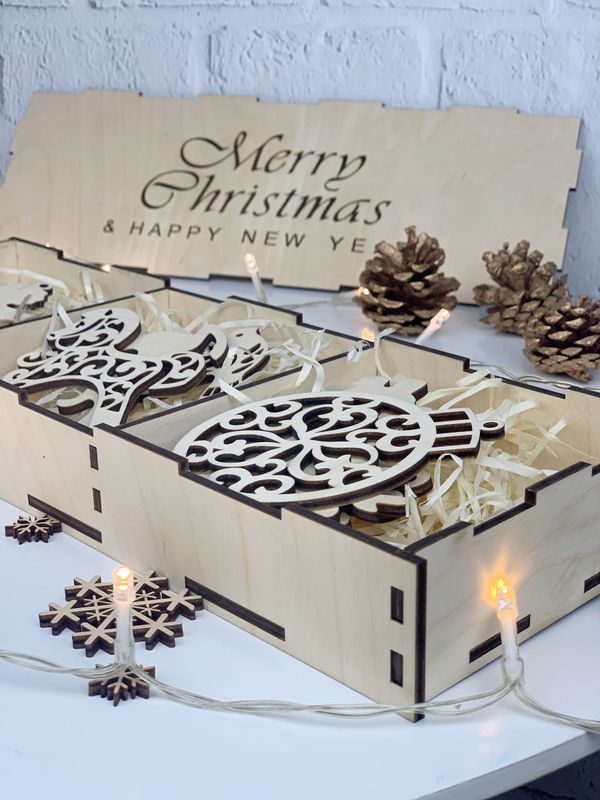 Новогодний набор елочных игрушек из дерева в красивой коробке