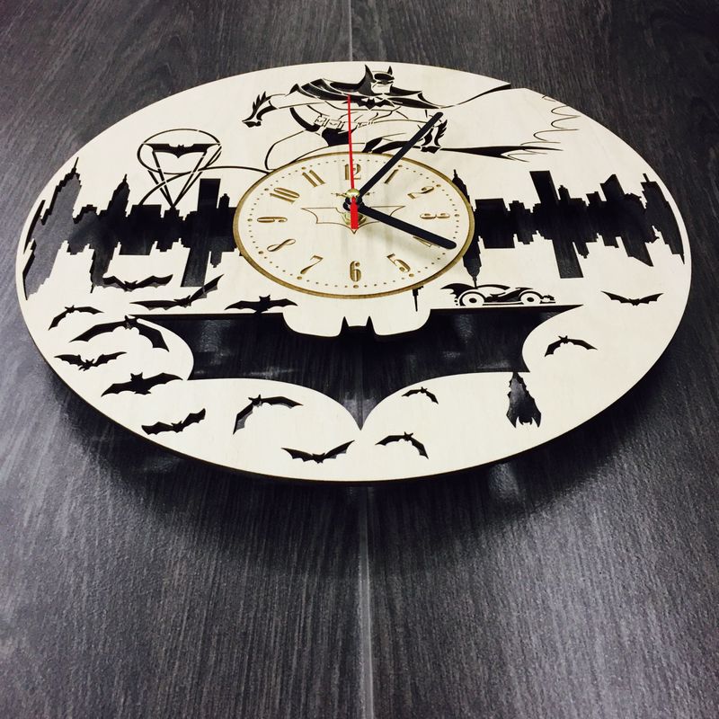Годинник з дерева на стіну «Бетмен»