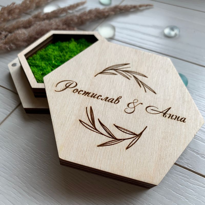 Дизайнерська коробочка для обручок із зеленим мохом та іменами закоханих на замовлення