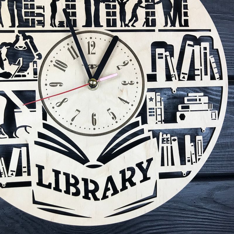 Інтер`єрний настінний годинник з дерева в бібліотеку
