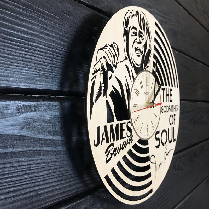 Незвичайний настінний годинник з дерева «James Brown»