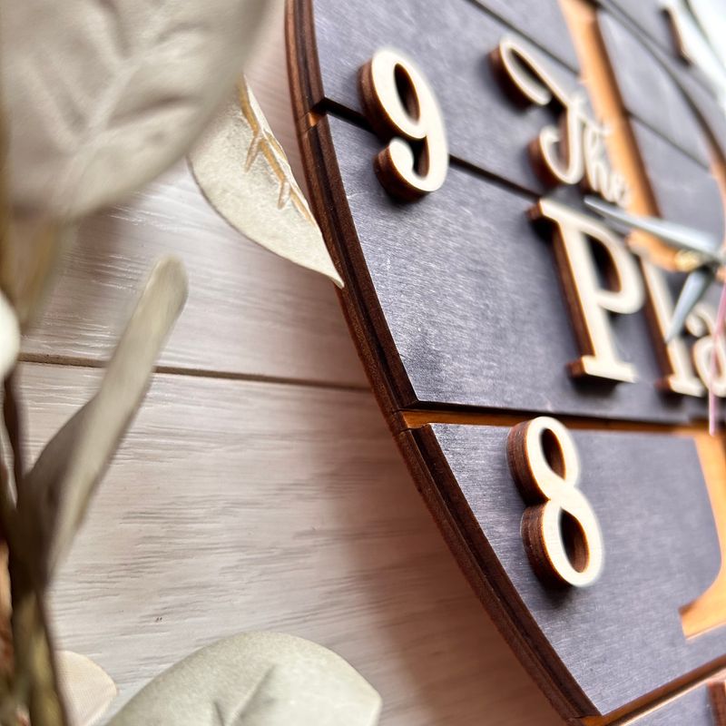 Іменний подарунок - дерев'яний годинник на стіну з прізвищем сім'ї