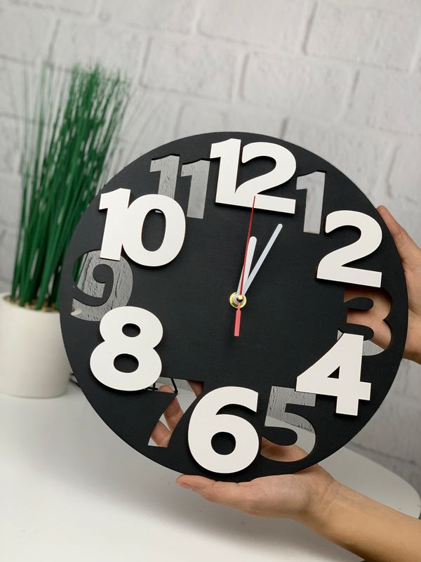 Черно-белые деревянные часы на стену в стиле модерн
