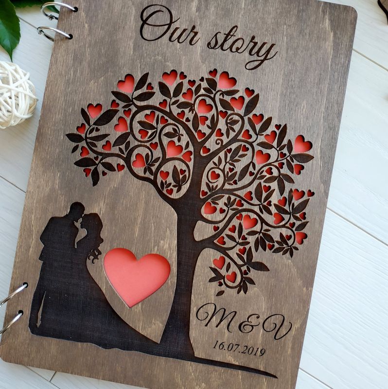 Стильный свадебный альбом в деревянной обложке с гравировкой