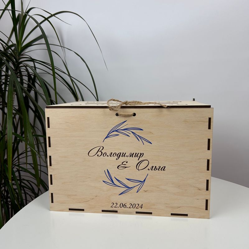Деревянный свадебный сундук для конвертов с именной гравировкой и дизайном на заказ