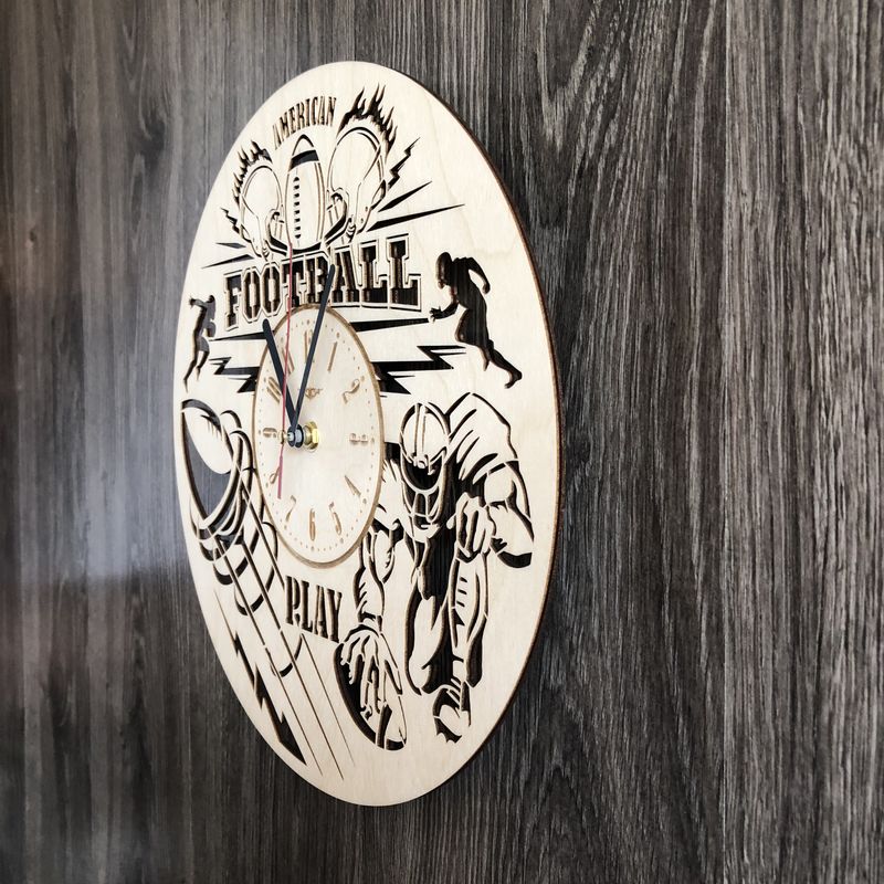 Круглые часы из дерева на стену "Американский футбол"