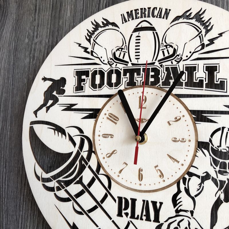 Круглые часы из дерева на стену "Американский футбол"