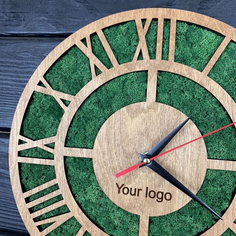 Деревянные настенные часы со мхом и логотипом на заказ
