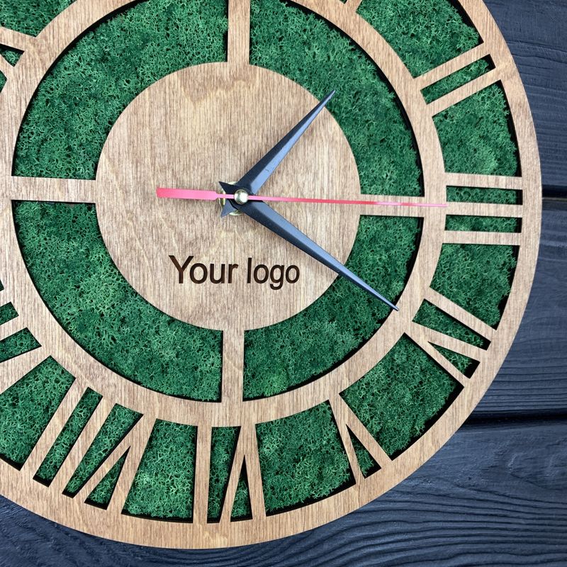 Дерев'яний настінний годинник з мохом та логотипом на замовлення
