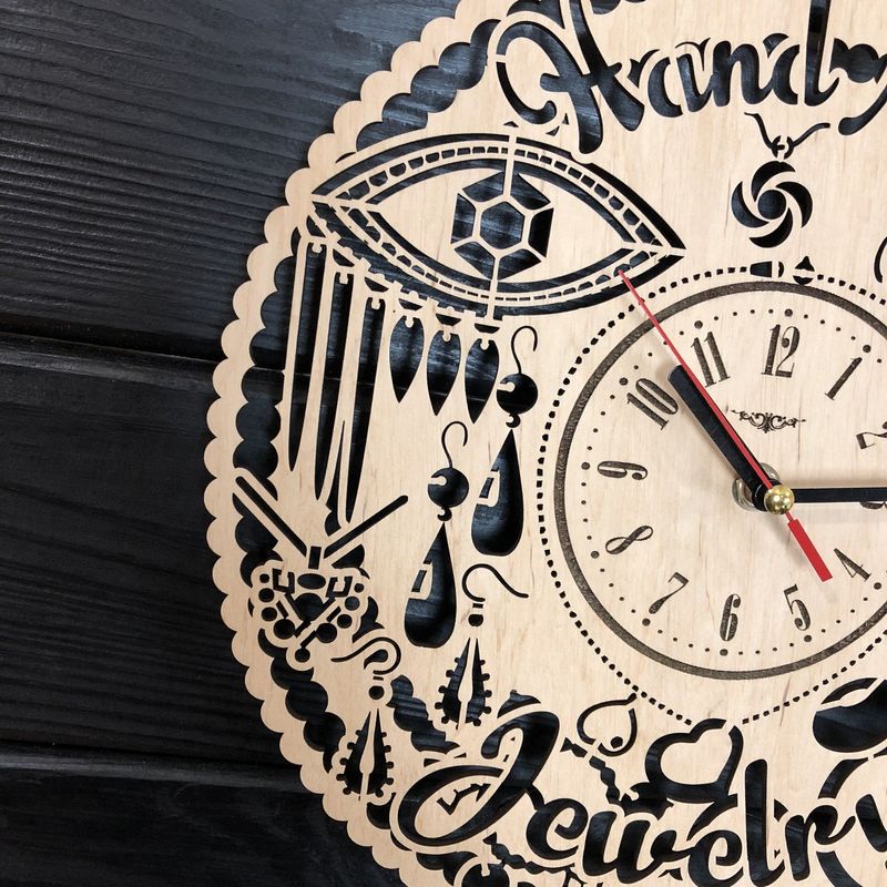 Часы настенные из дерева «Hand Made»