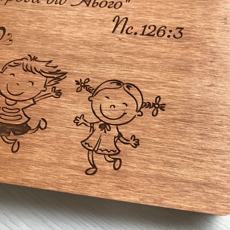 Альбом в дерев'яній обкладинці для дитячих фото і записів