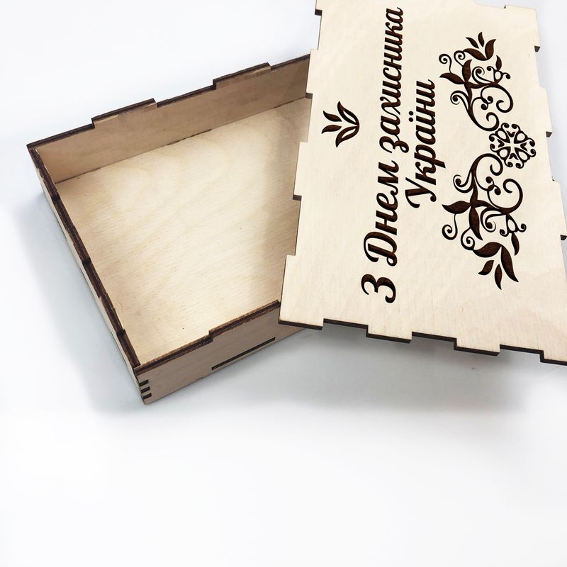 Дерев`яна коробка для подарунків з оригінальним гравіюванням