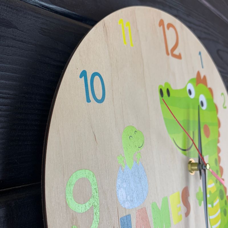 Именные настенные часы с динозавром в комнату мальчика