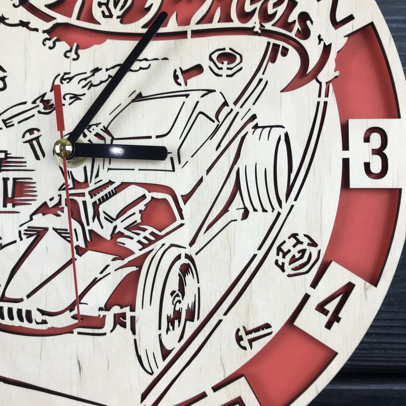Оригинальные настенные часы из дерева «Hot Wheels»