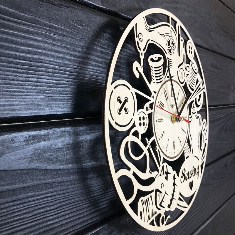 Тематичний годинник з дерева на стіну в ательє