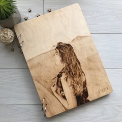 Альбом в дерев'яній обкладинці з гравіюванням портрета на замовлення