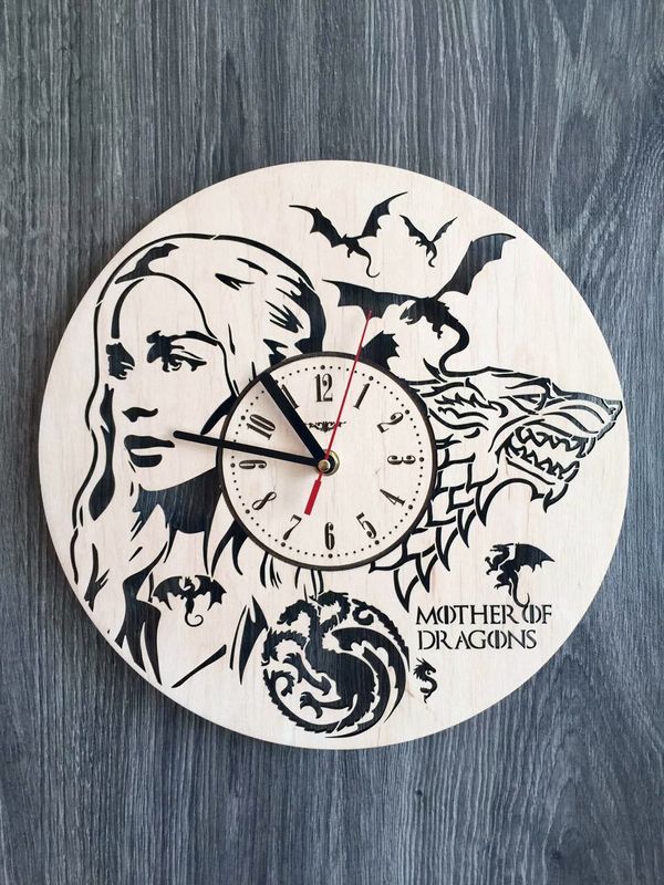 Деревянные настенные часы «Мать драконов»