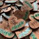 Оригинальные деревянные бутоньерки для гостей на свадьбу: принт эвкалипт
