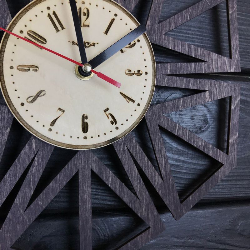 Деревянные геометрические часы на стену