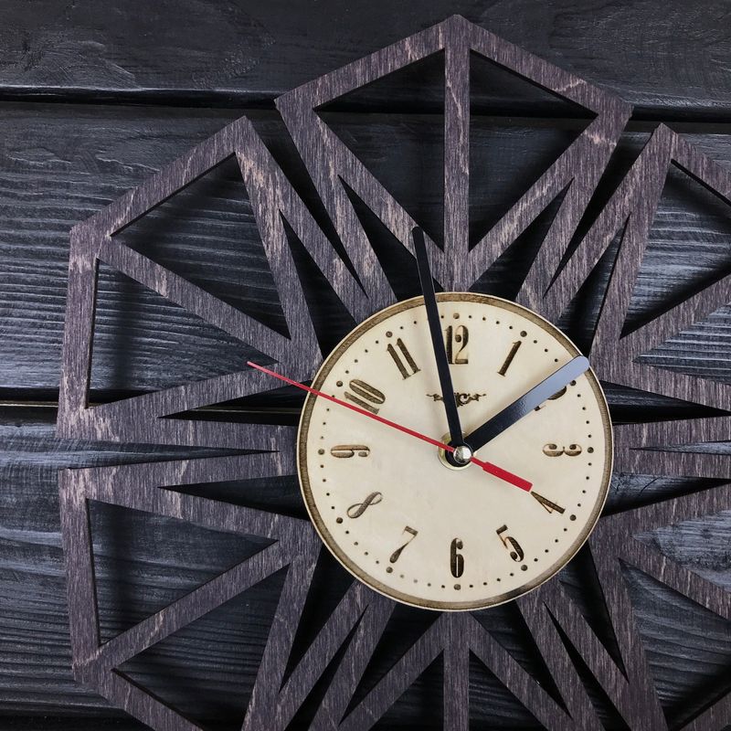 Дерев'яний геометричний годинник на стіну