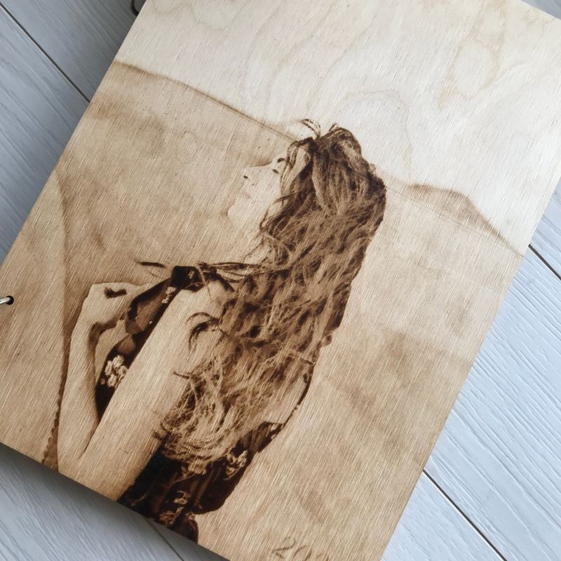 Альбом в деревянной обложке с гравировкой портрета на заказ