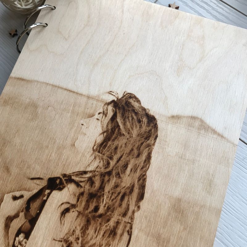 Альбом в деревянной обложке с гравировкой портрета на заказ