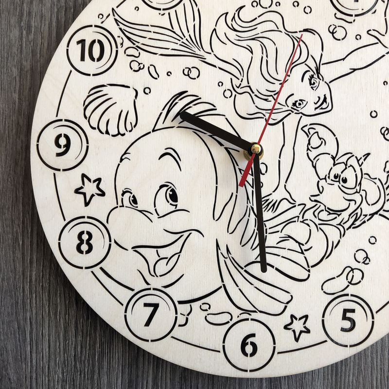 Безшумний настінний годинник в дитячу "Русалочка Аріель"
