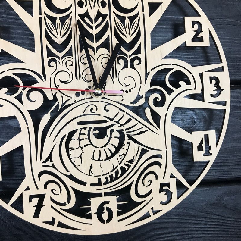 Необыкновенные деревянные настенные часы «Хамса»