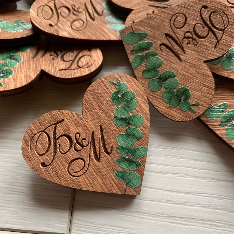 Оригінальні дерев'яні бутоньєрки для гостей на весілля: принт евкаліпт