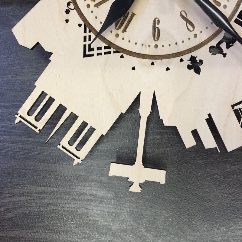 Интерьерные часы из дерева «Силуэты Парижа»