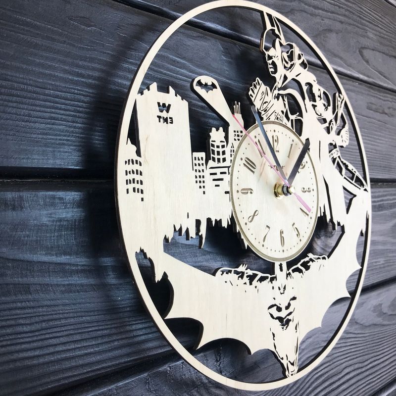 Концептуальные настенные часы из дерева «Бэтмен»